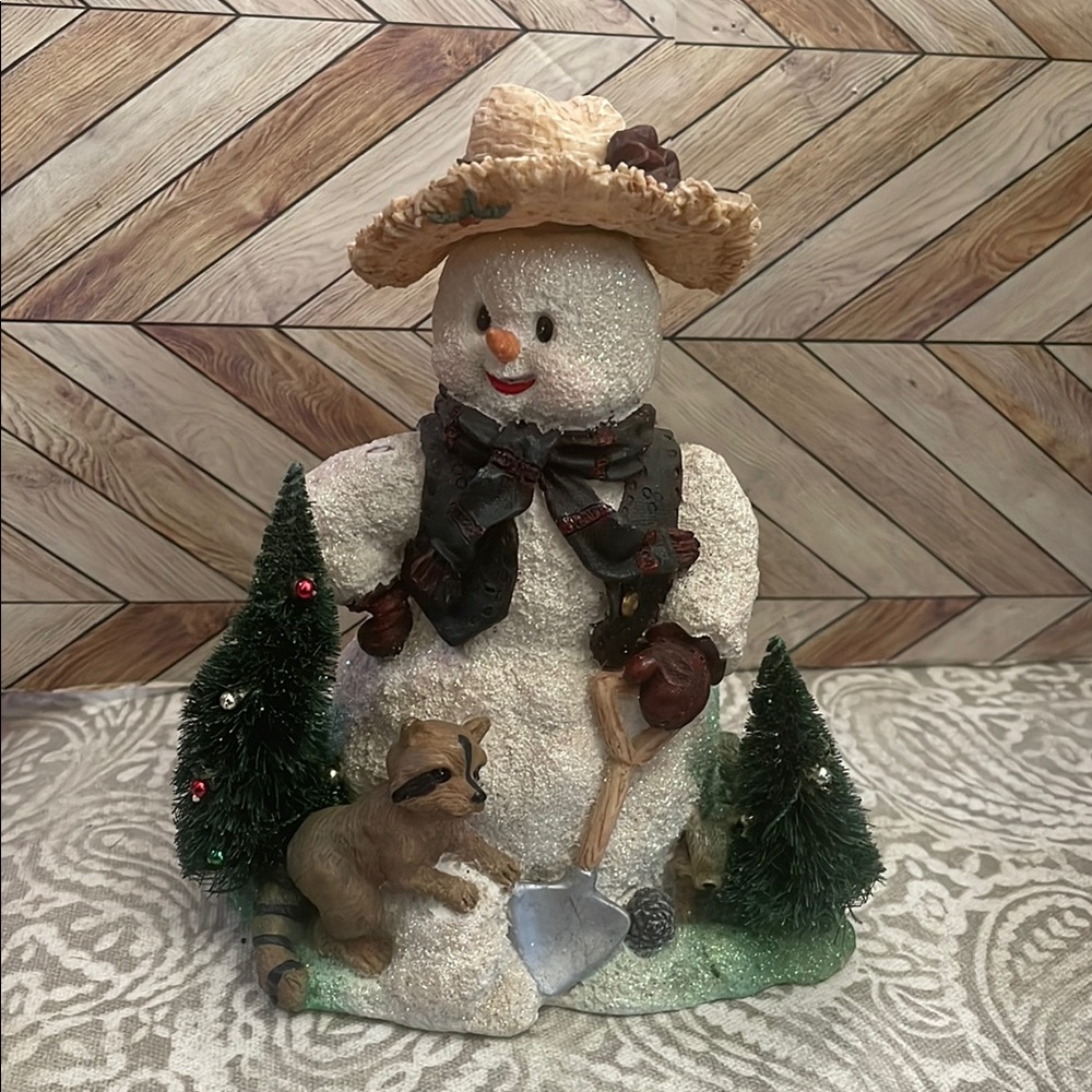 Festive woodland Snowman Figurine‎ Hat,Trees & raccoon music box Carlton Cards